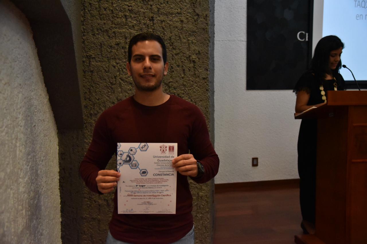 Alumno ganador exhibiendo su reconocimiento