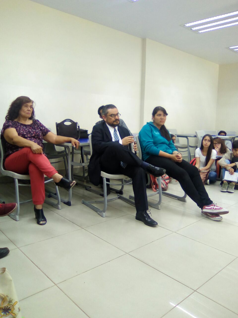 Maestros del CUCS participando en el conversatorio