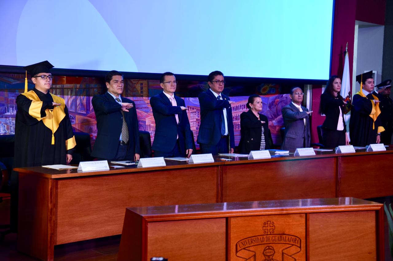Miembros del presídium durante los honores a la bandera
