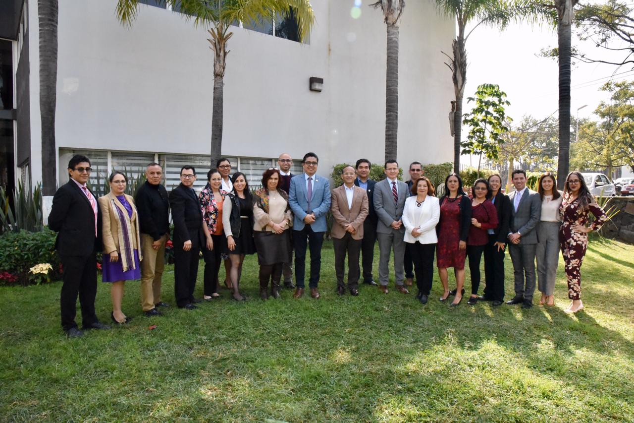 Foto grupal de los graduados junto con docentes, directivos y el rector