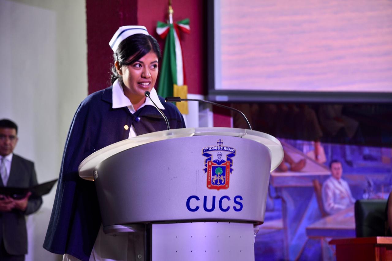 Representante de la carrera ofreciendo mensaje a sus compañeros desde el póidium