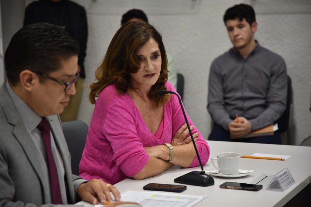 Dra. Saralyn López haciendo uso de la voz