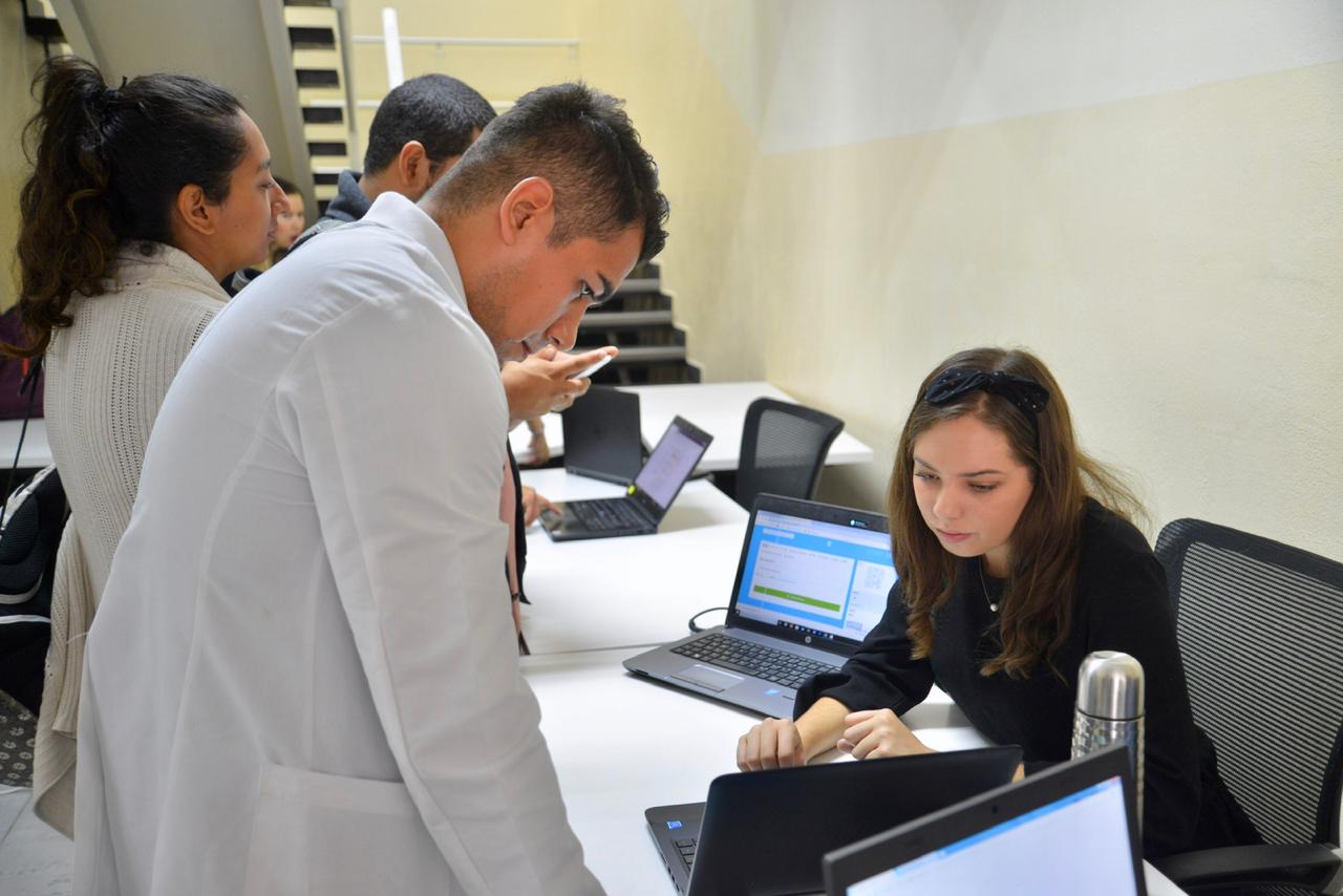 Reclutadora de empresa dando información a postulante médico