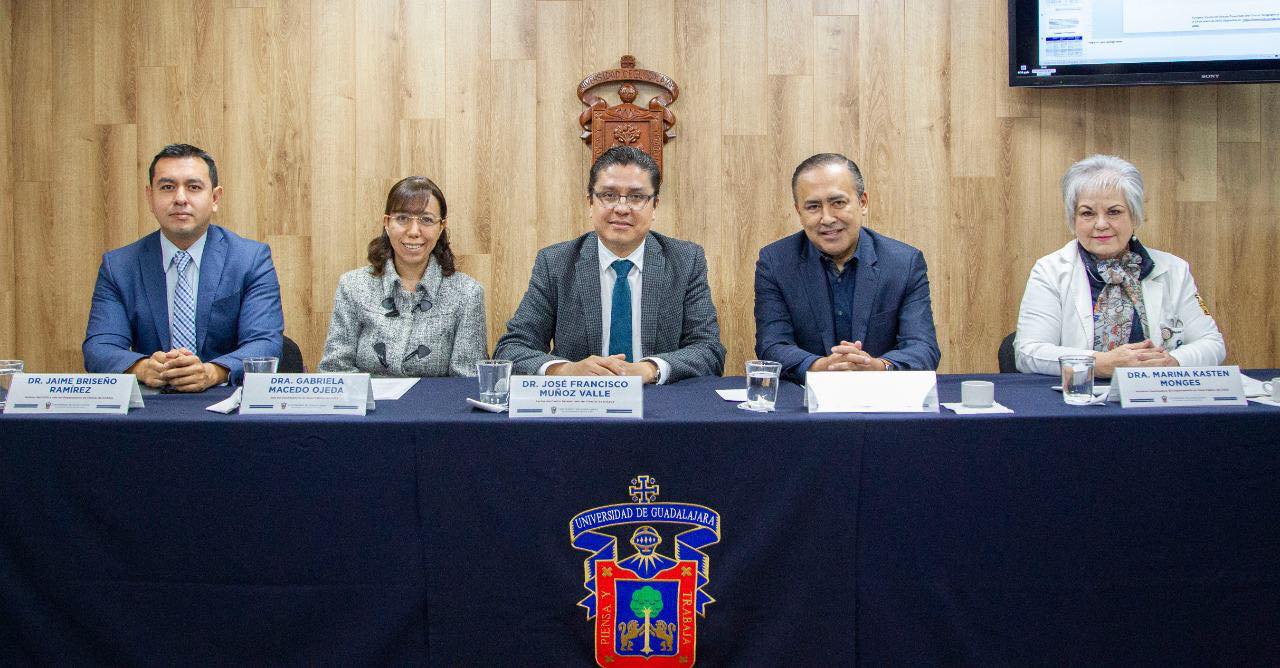 Integrantes del presídium posando para la foto