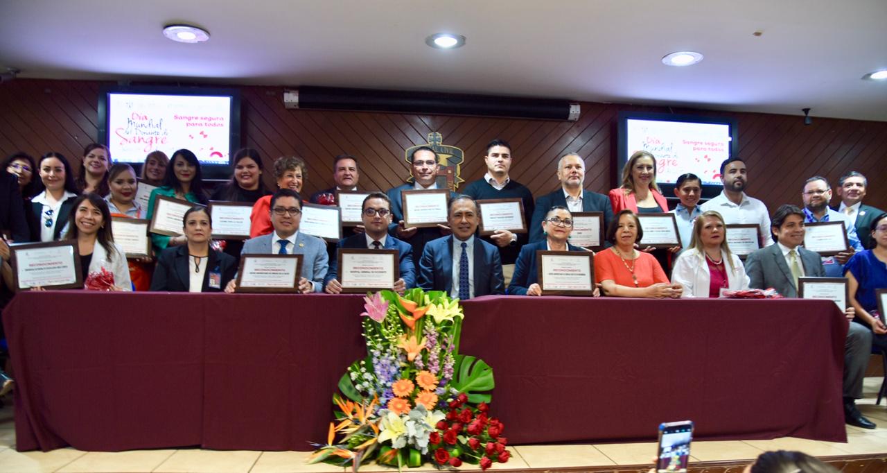 Foto grupal de organizaciones reconocidas