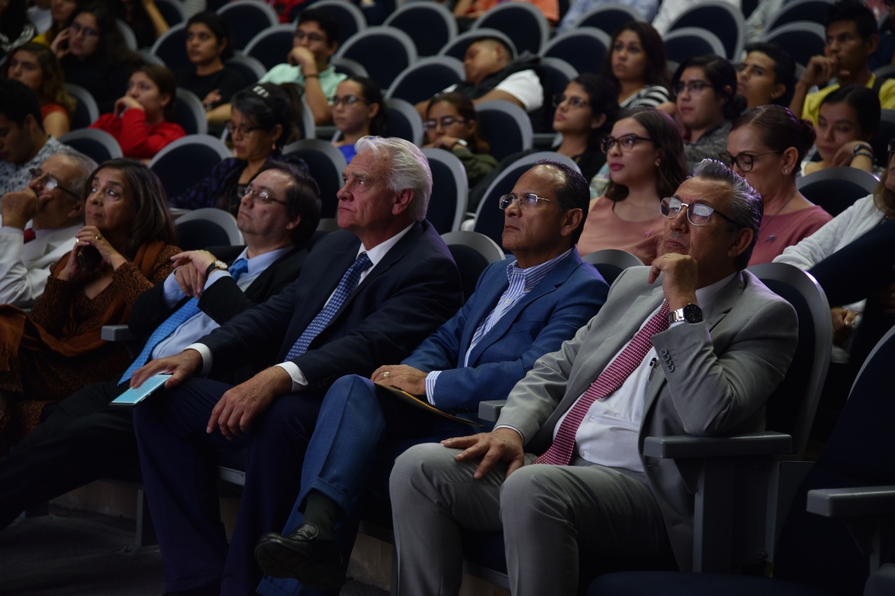 Directivos y docentes del CUCS escuchando la conferencia