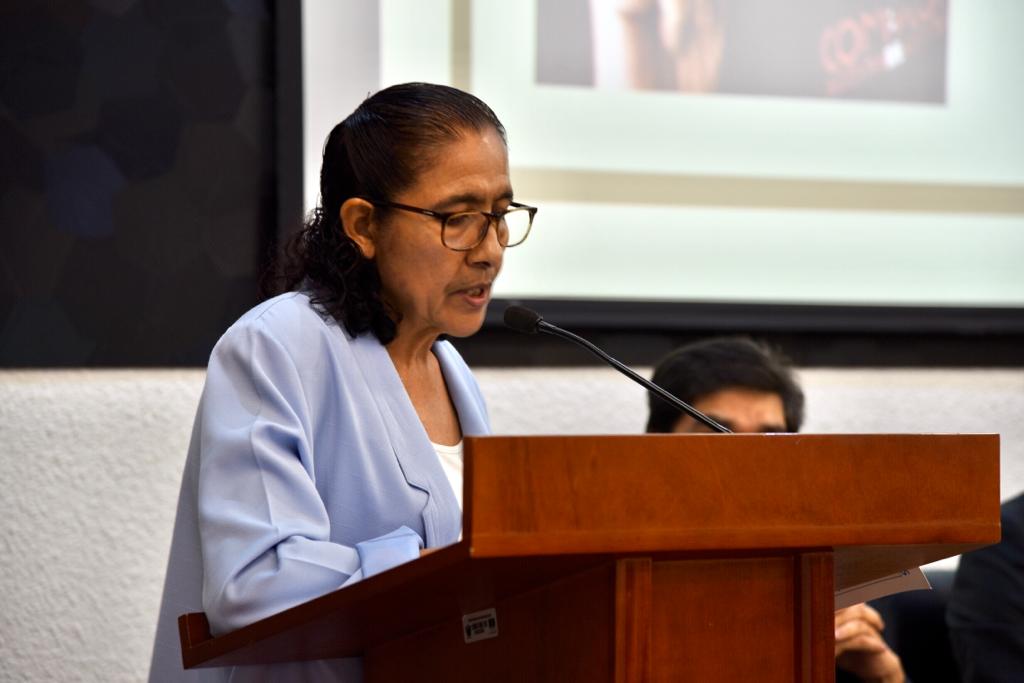 Investigadora leyendo semblanza