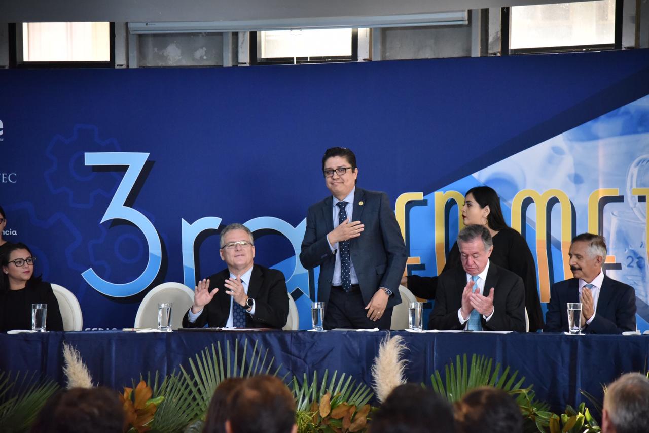 Rector del CUCS saludando al auditorio durante su presentación desde el presídium