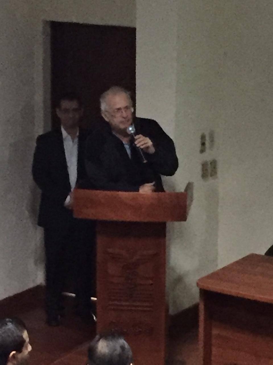 Dr. Alfredo Celis, director de la Tercera División del CUCS al micrófono