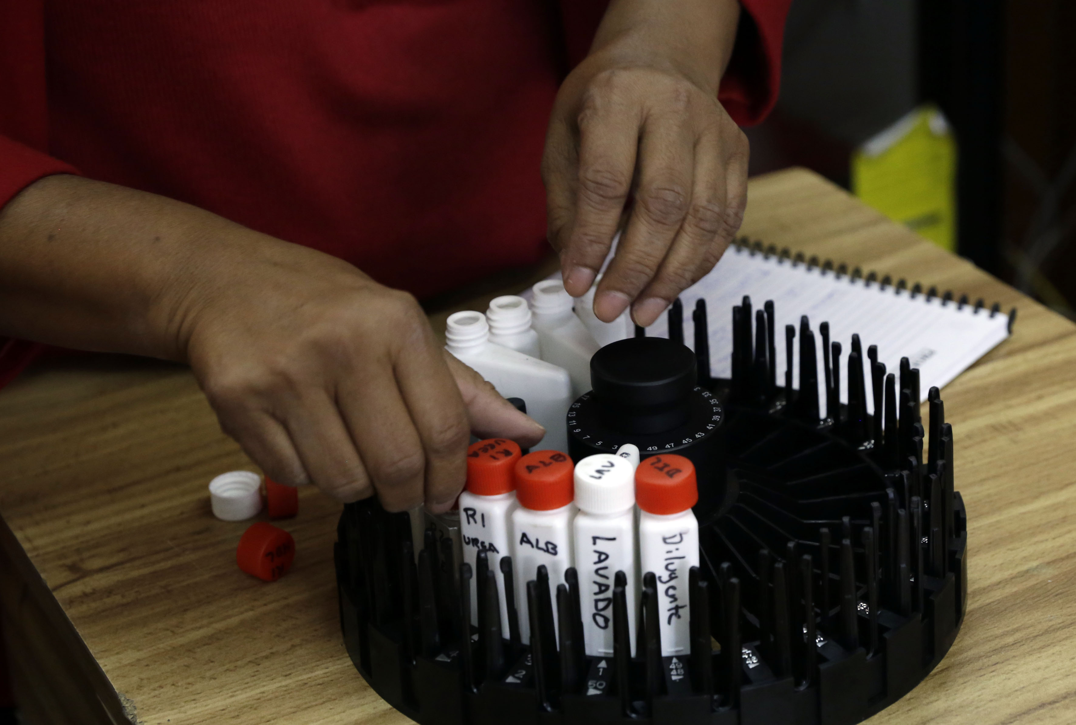 Carrusel con muestras de sangre en laboratorio