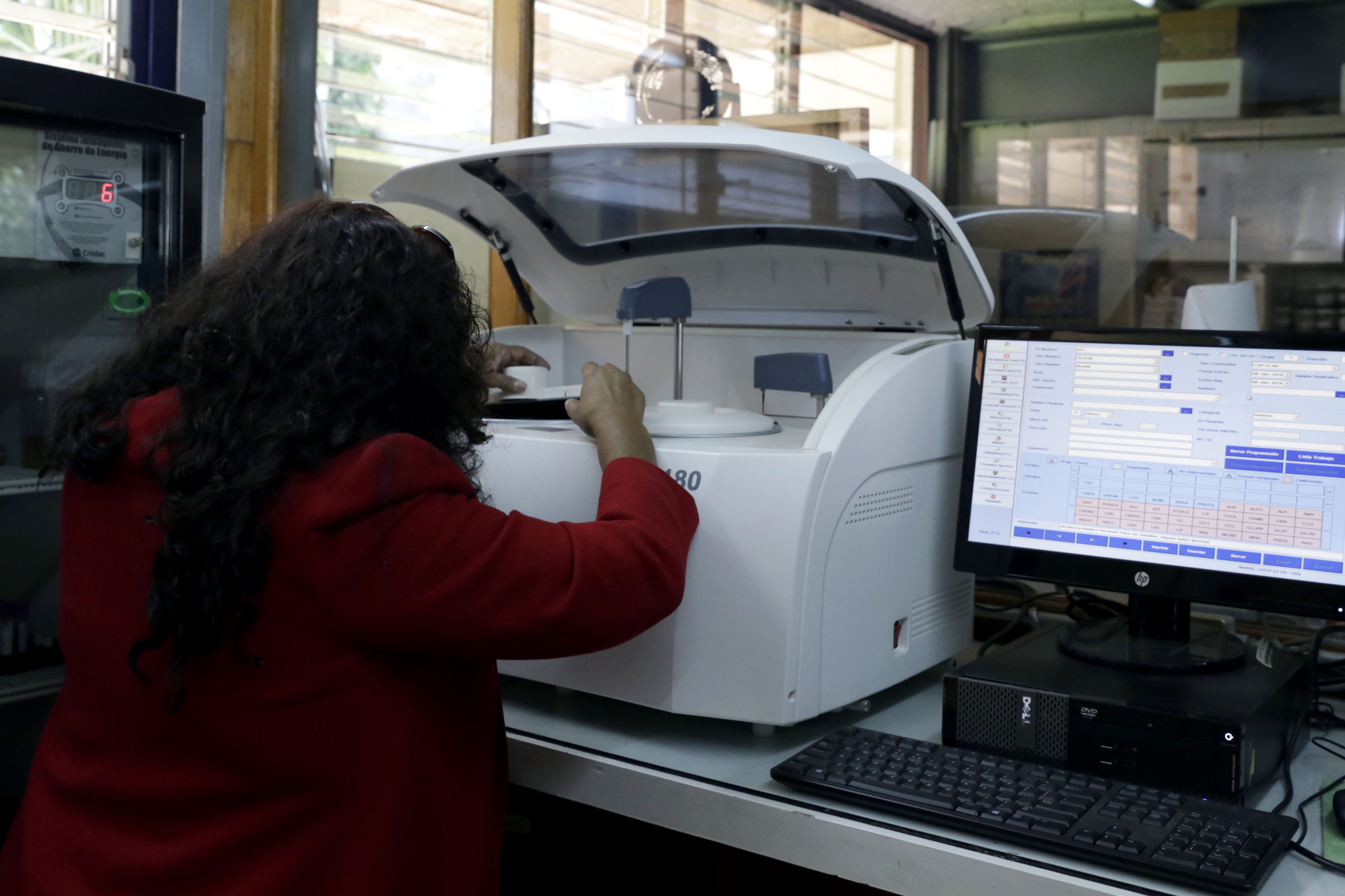 Equipo en el que se analizan muestras de los pobladores de Agua Caliente