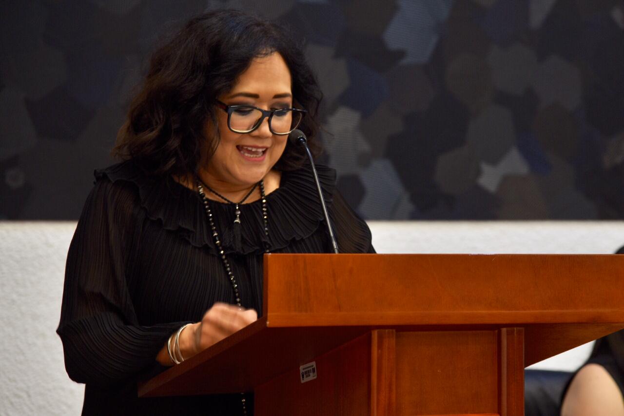 Madrina de Generación ofreciendo mensaje a graduados