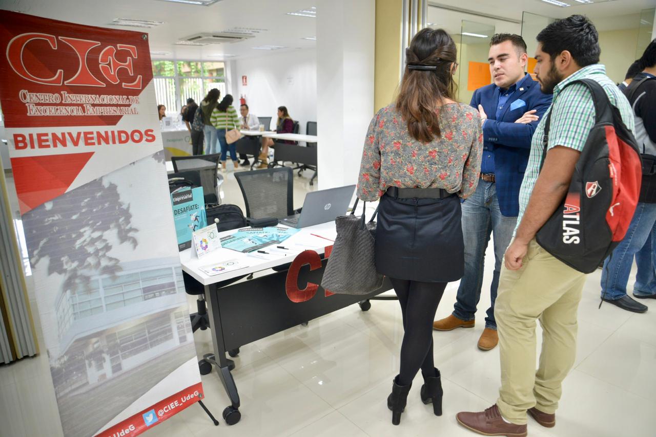Stand de empresa recibiendo postulantes