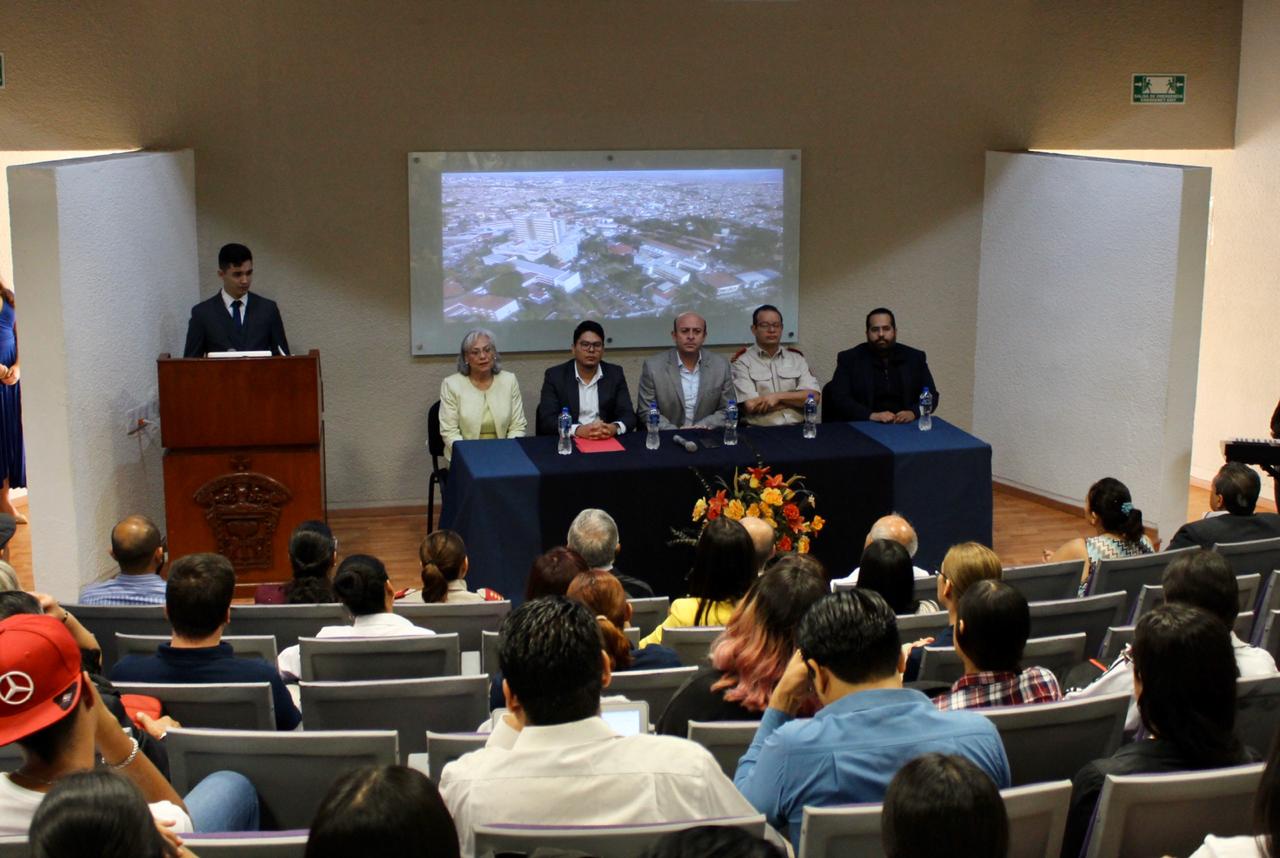 Miembros del presídium, al pódium el coordinador de Posgrado del CUCS