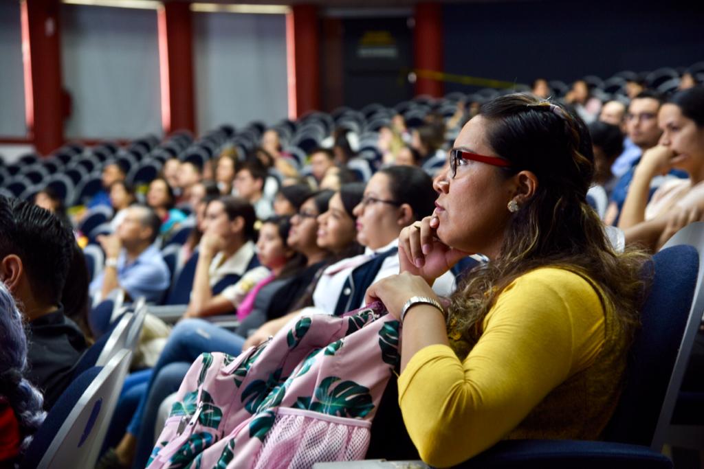 Asistentes al conversatorio atentos a los ponentes