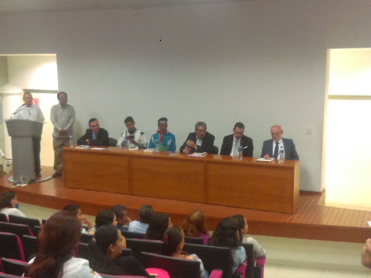 Miembros del presídium durante la presentación del libro