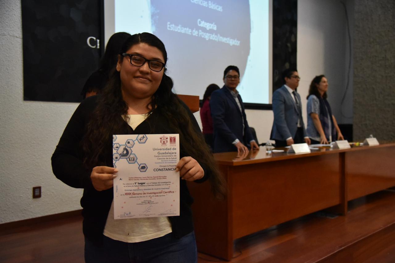 Alumna ganadora exhibiendo su reconocimiento