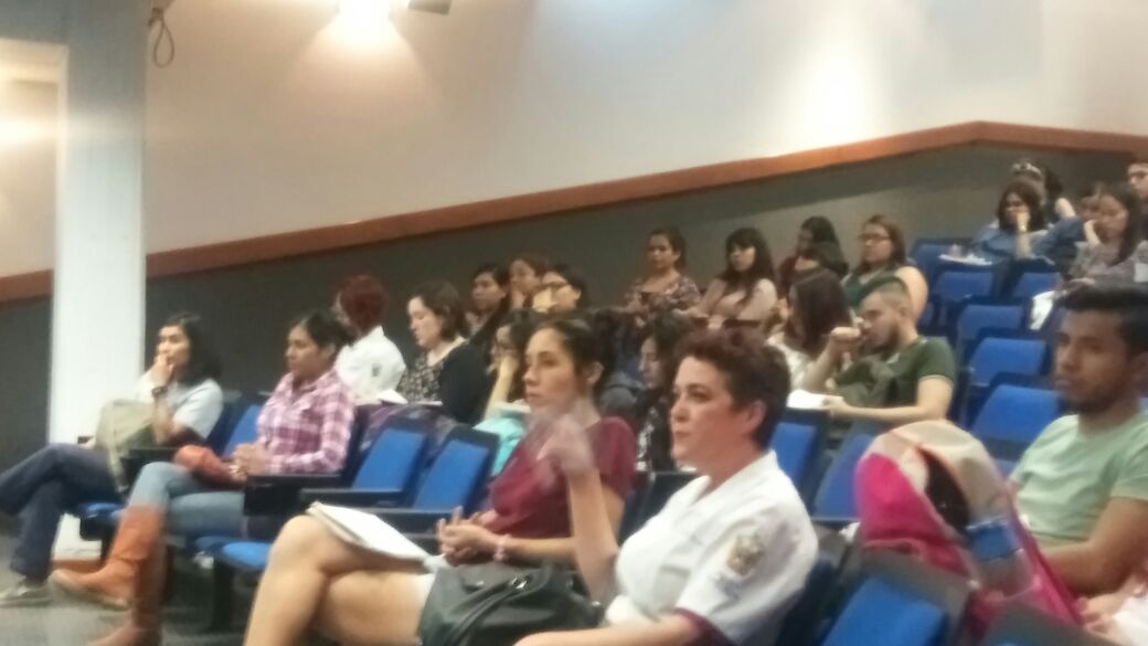 Alumnos y ex alumnos asistentes a la conferencia