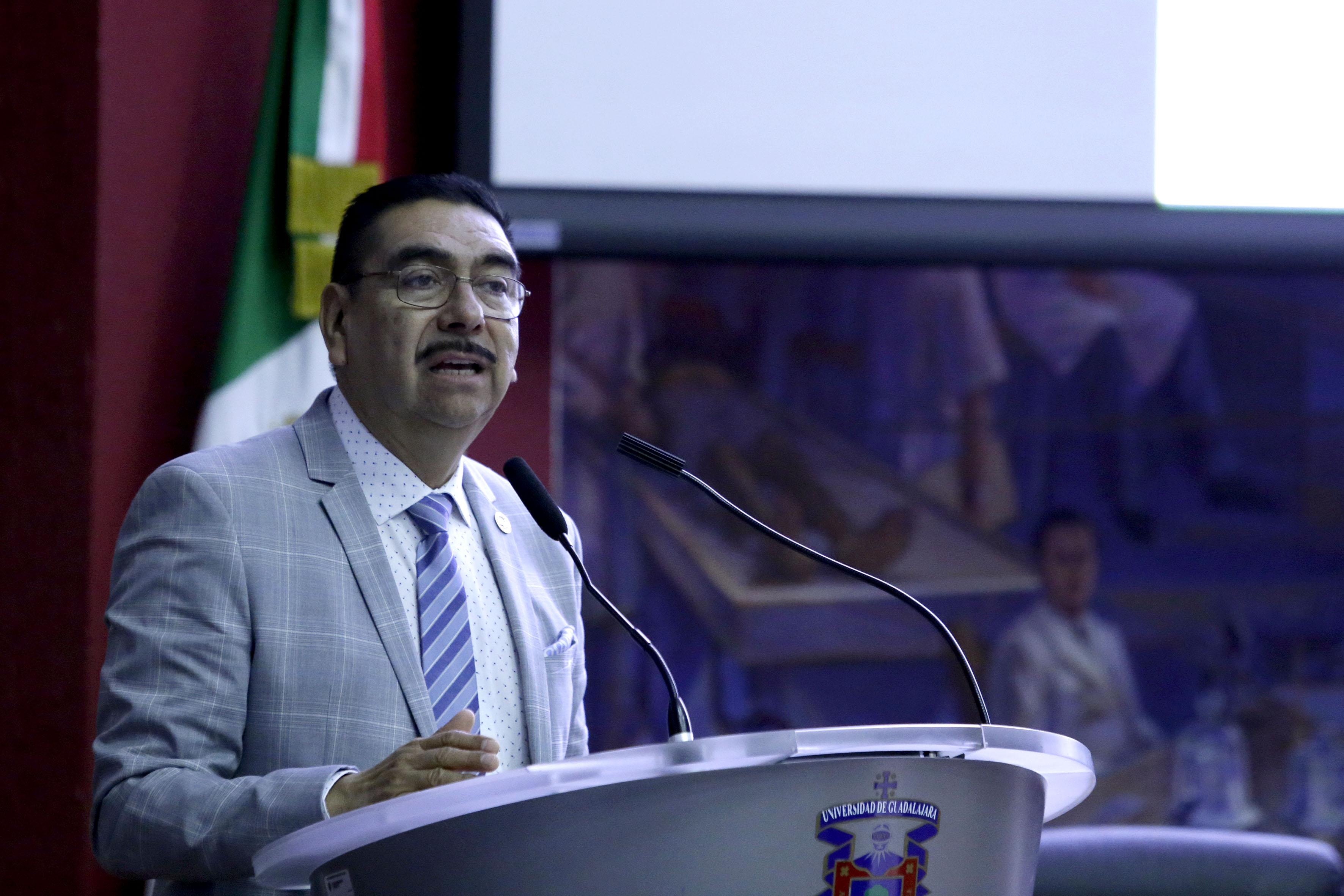 Dr. Francisco Cadena Santos, Presidente de la Federación Mexicana de Facultades y Escuelas de Enfermería, AC., ofreciendo discuro