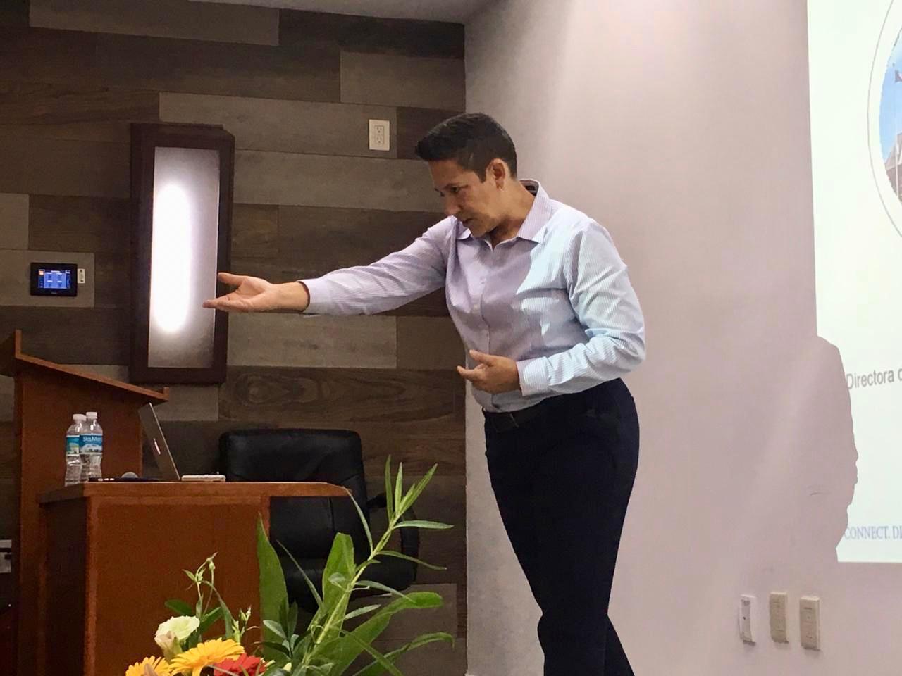 Dra. Maribel Gárate impartiendo conferencia pidiendo la participación de los presentes