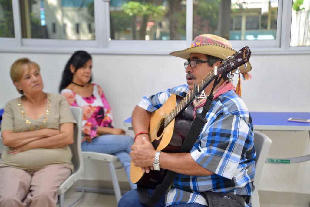 El "Juglar de los caminos" con su guitarra 