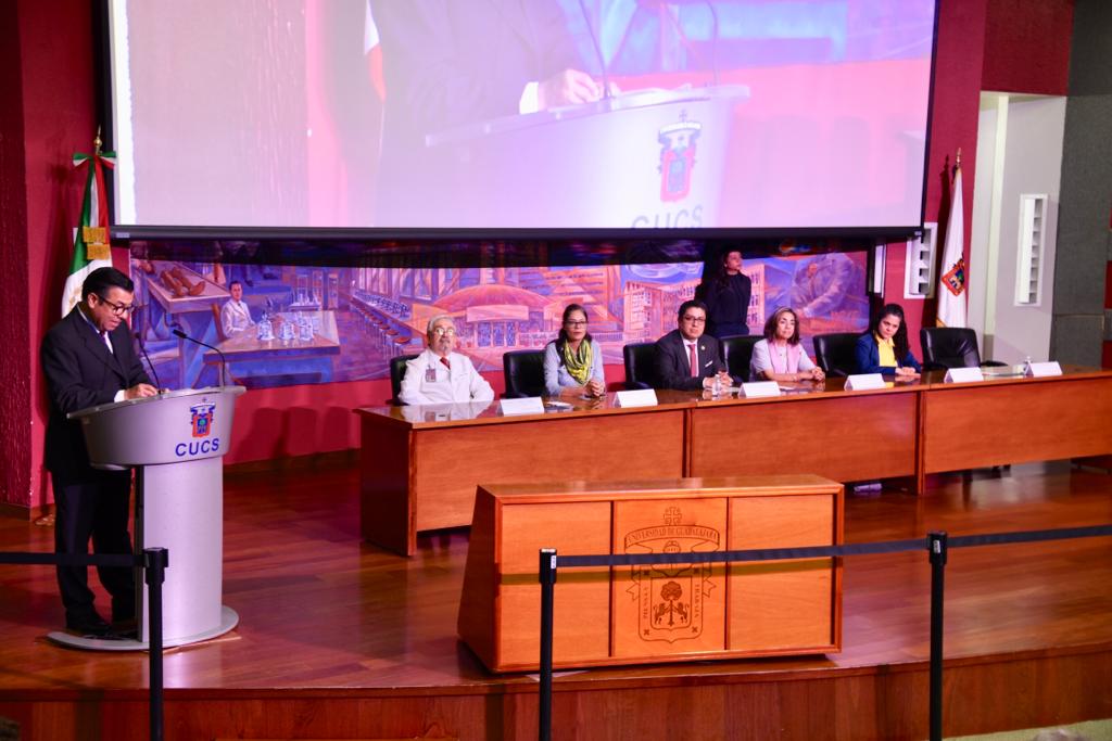 Rector CUCS en el pódium, al fondo los miembros del presídium