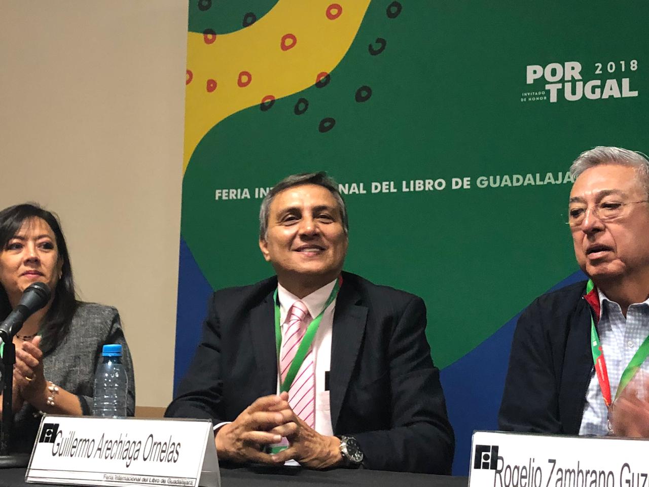 Dr. Guillermo Aréchiga sonriente al ser presentado por el maestro de ceremnias