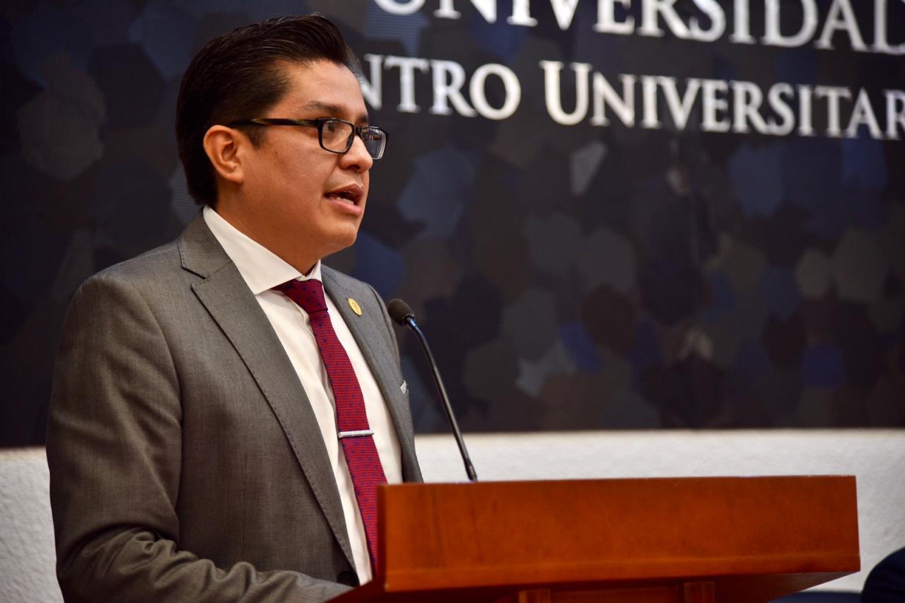 Rector CUCS tomando protesta a jefes de Departamento