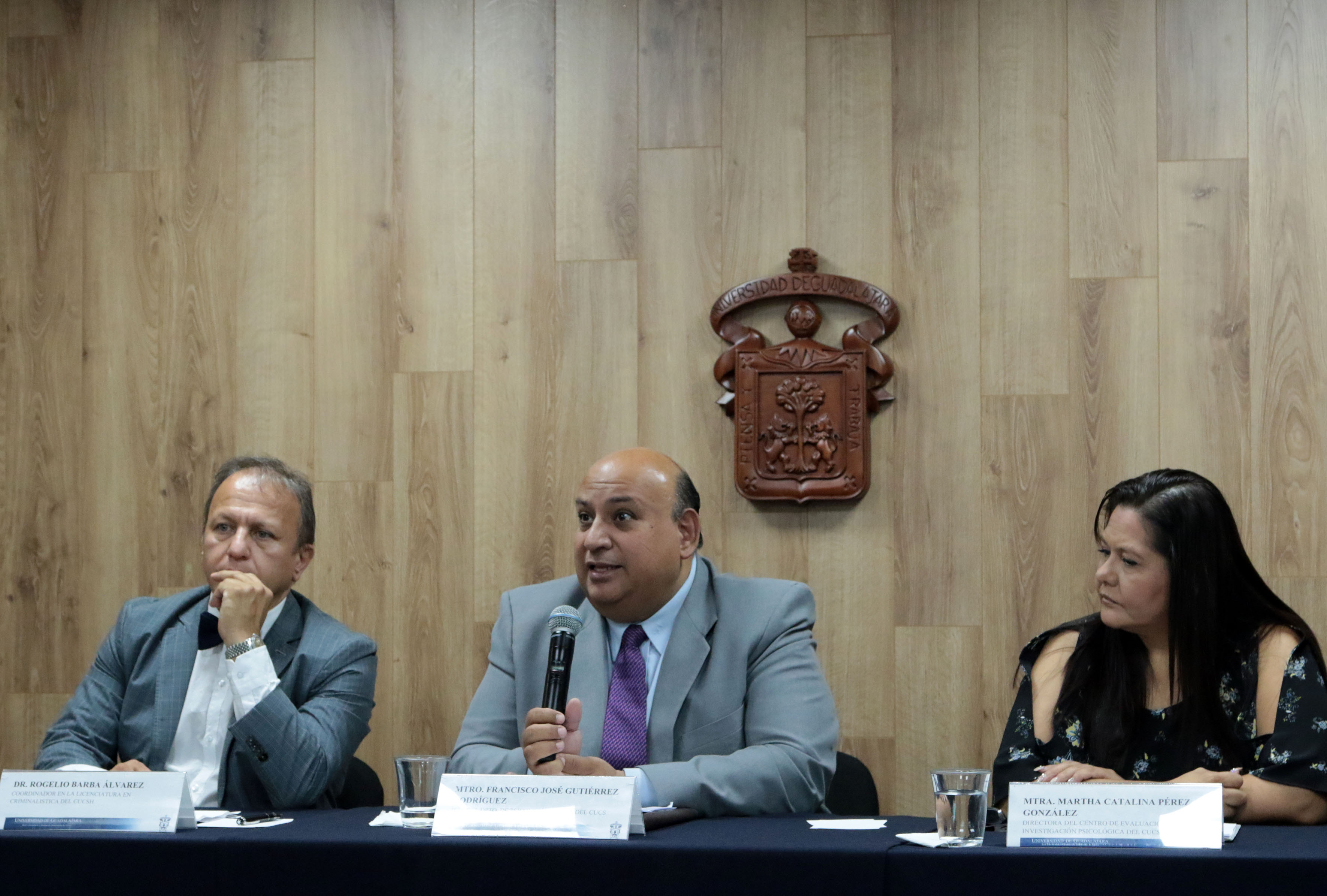 Miembros del presídium en la Rueda de Prensa al micrófono investigador del CUCS