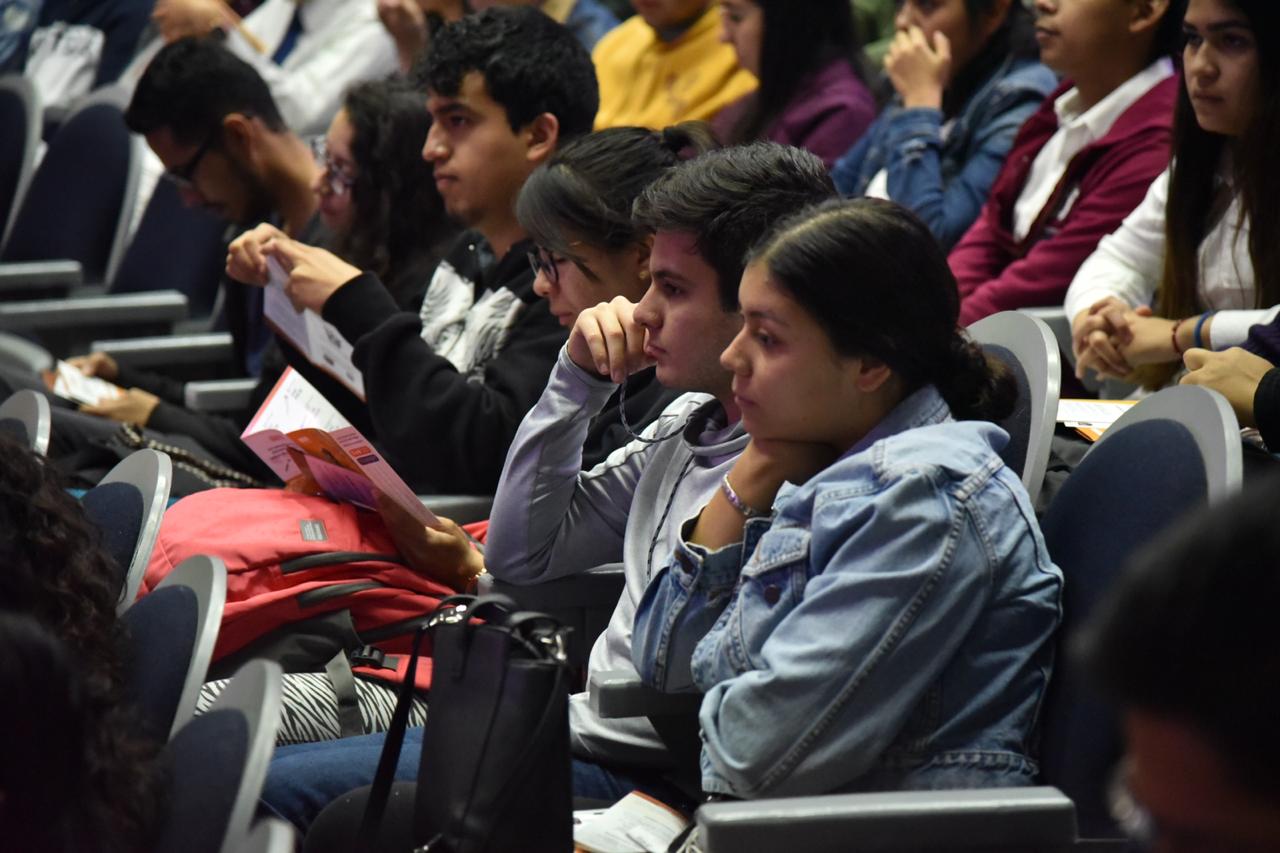 Alumnos atentos a la conferencia