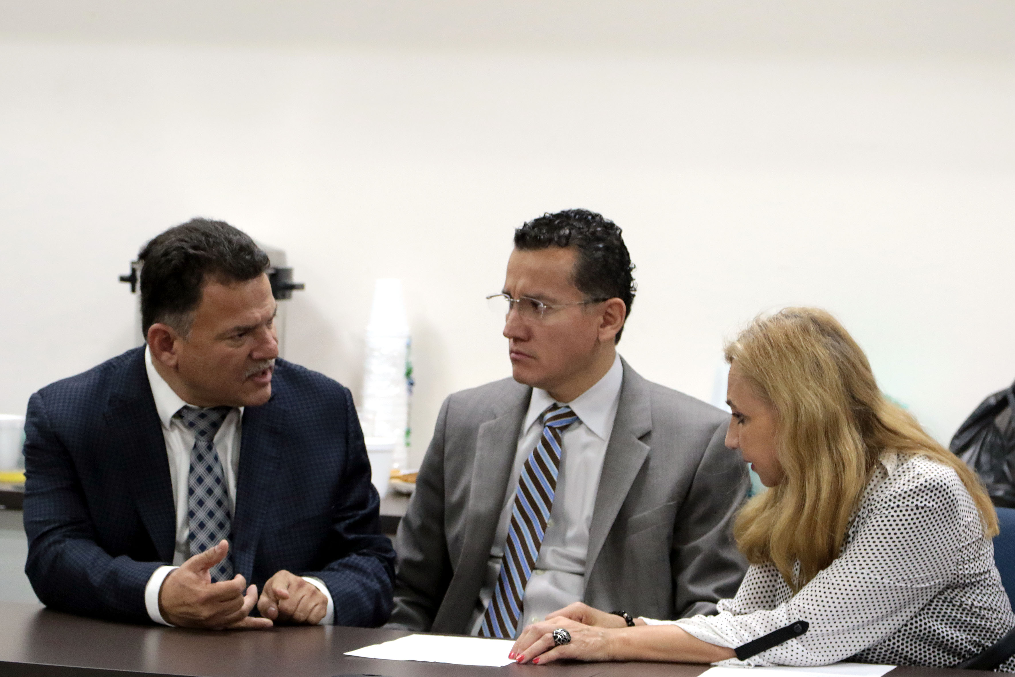 Funcionarios de UdeG con funcionarios de la UNAM en sesión de trabajo