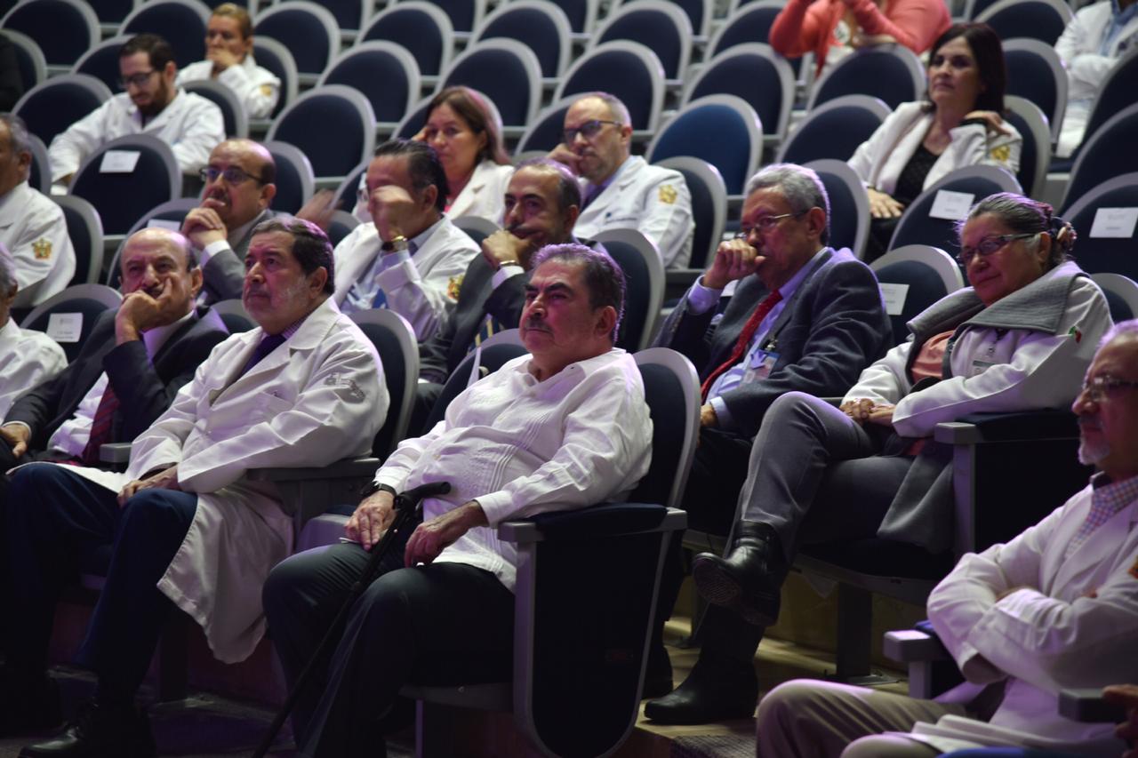 Médicos reconocidos en butacas del auditorio