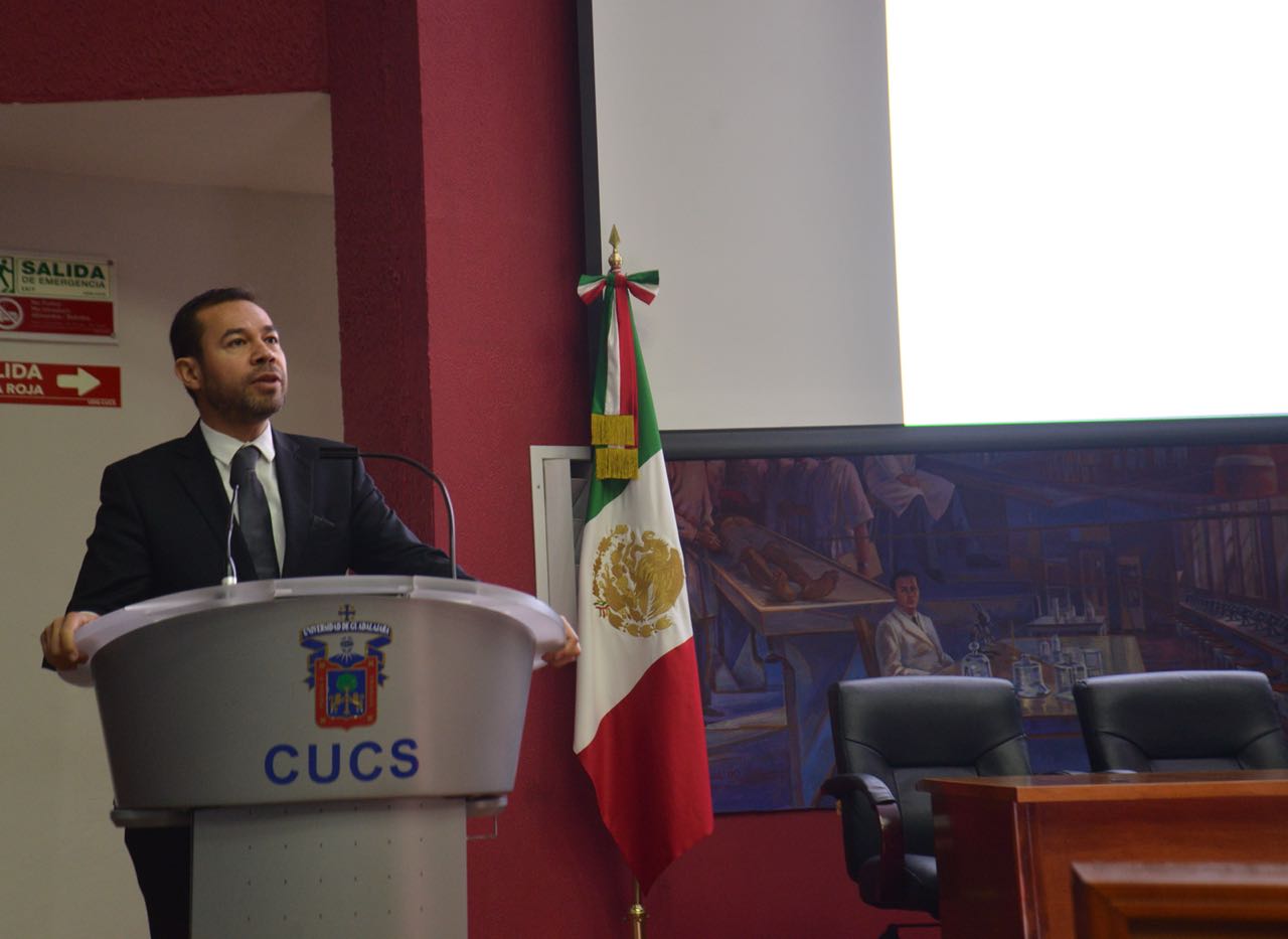 Dr. Mario Moisés Álvarez al micrófono en el podio