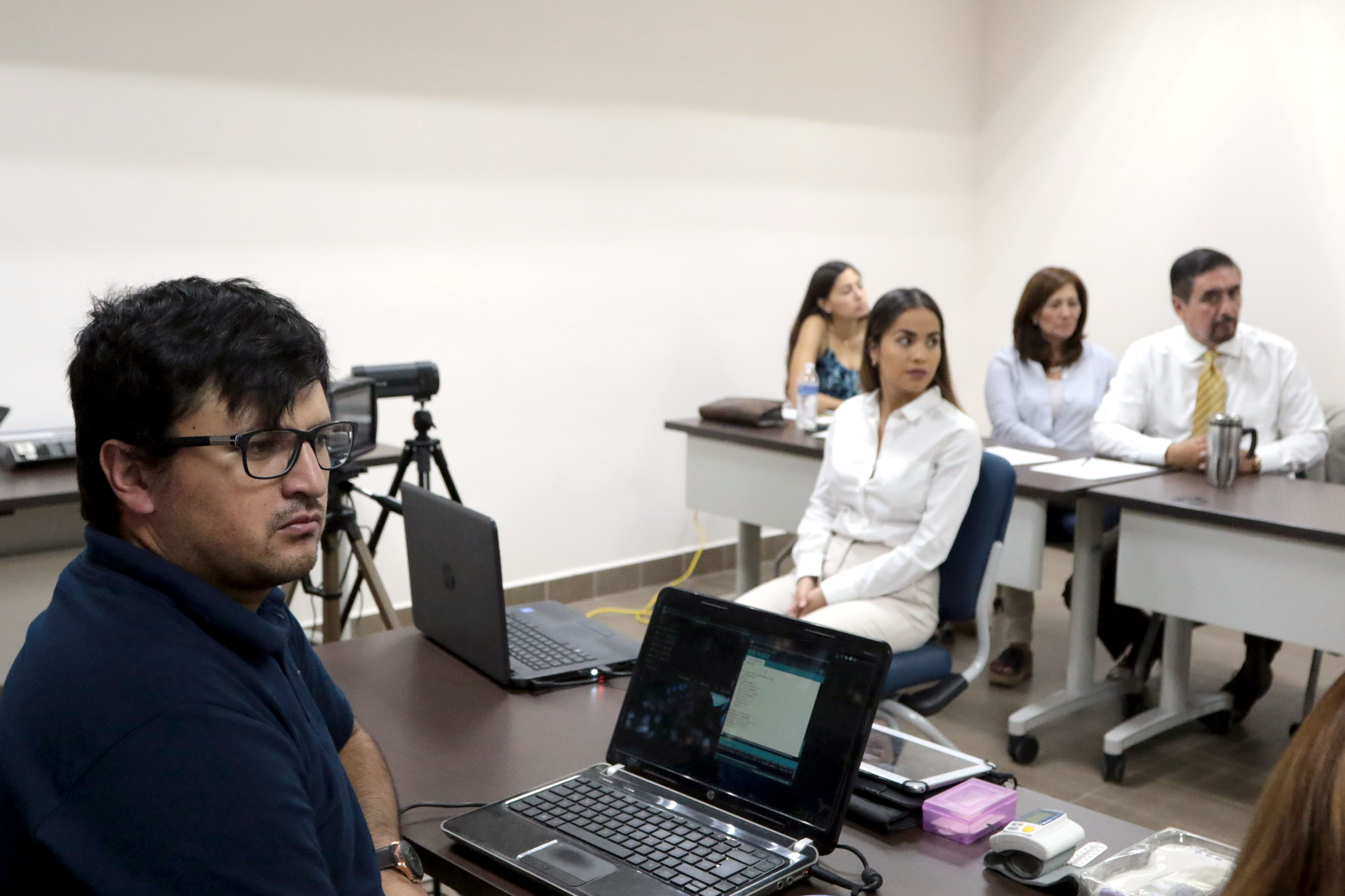 Alumnos presencian la presentación del dispositivo