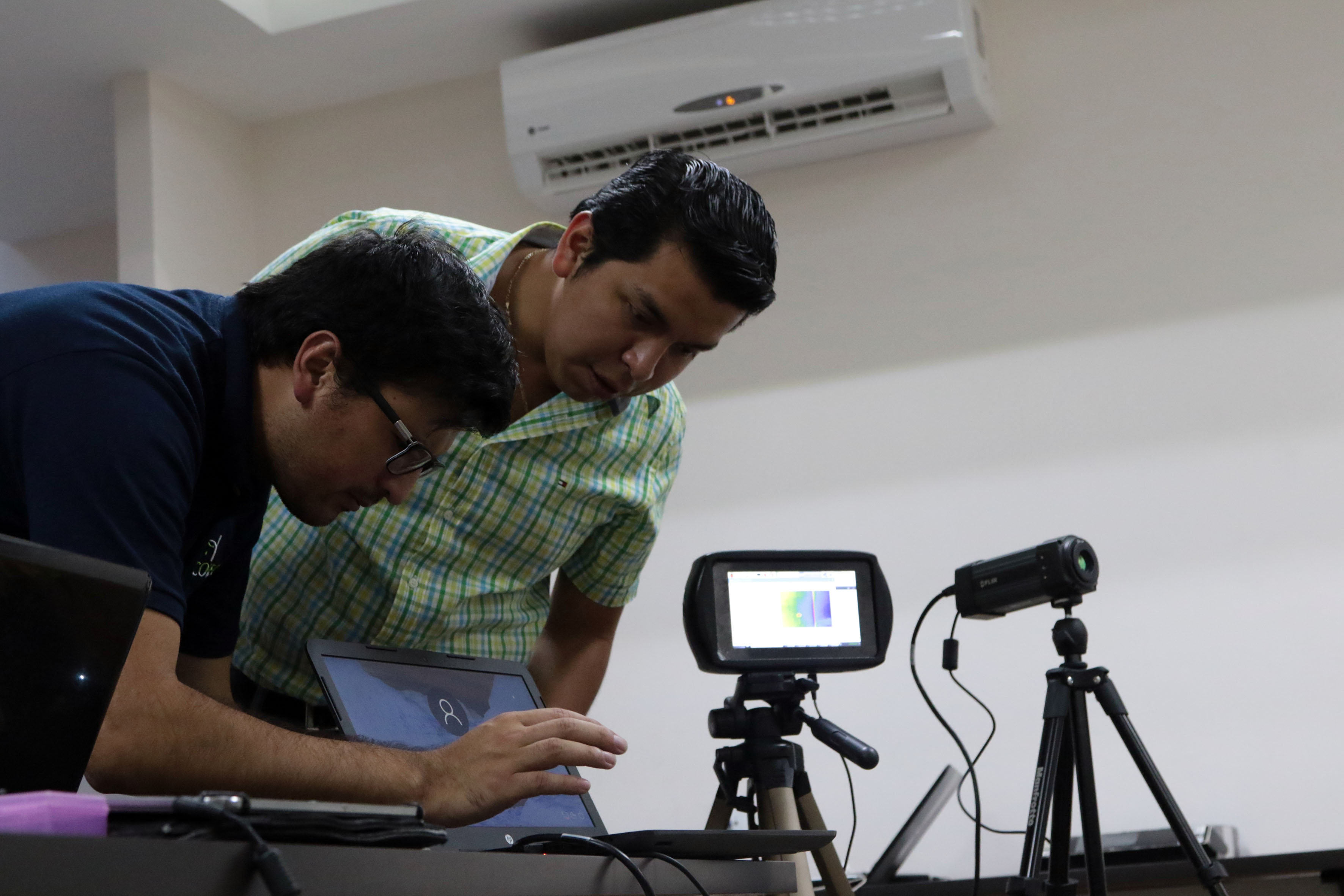 Expositores instalan cámaras y demás dispositivos electrónicos