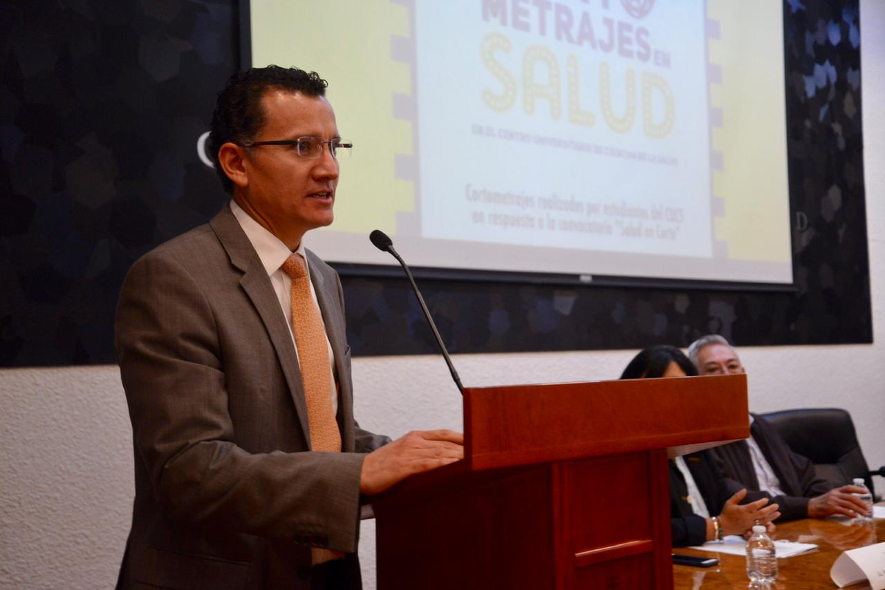 Dr. Eduardo Sánchez haciendo uso de la voa en el podio