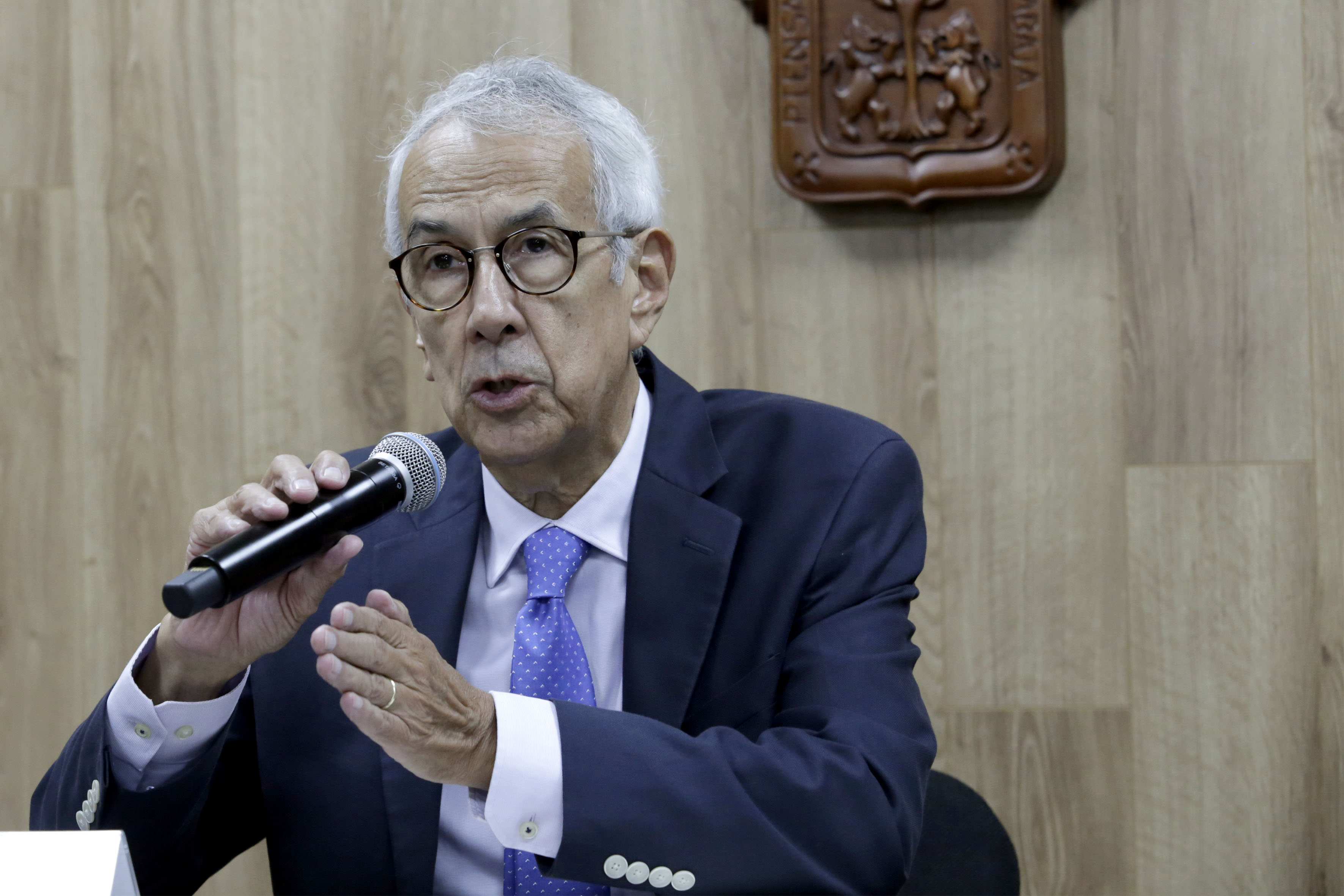 Dr. Eduardo  Rodríguez Noriega haciendo uso de la palabra en la rueda de prensa sobre Influenza