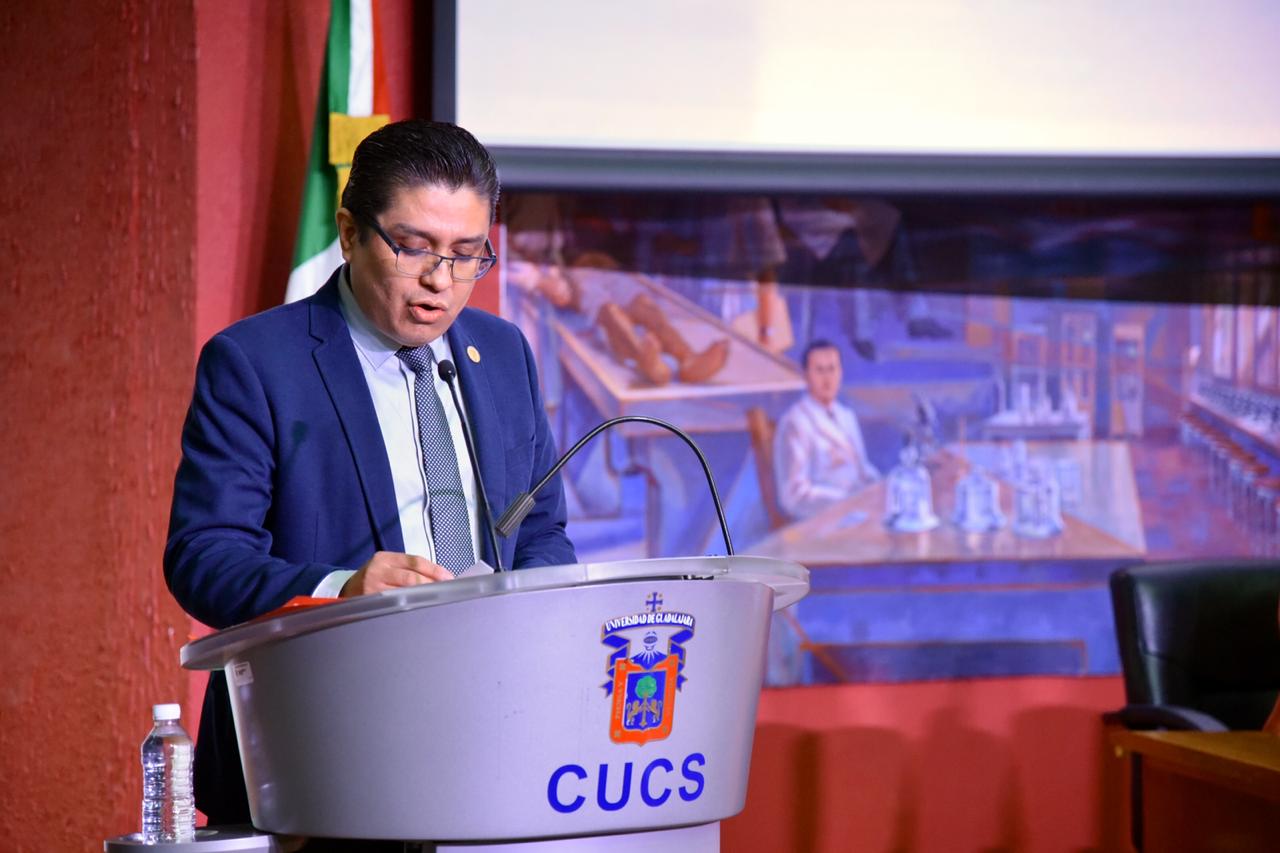 Rector del CUCS dirigiendo un discurso a los egresados