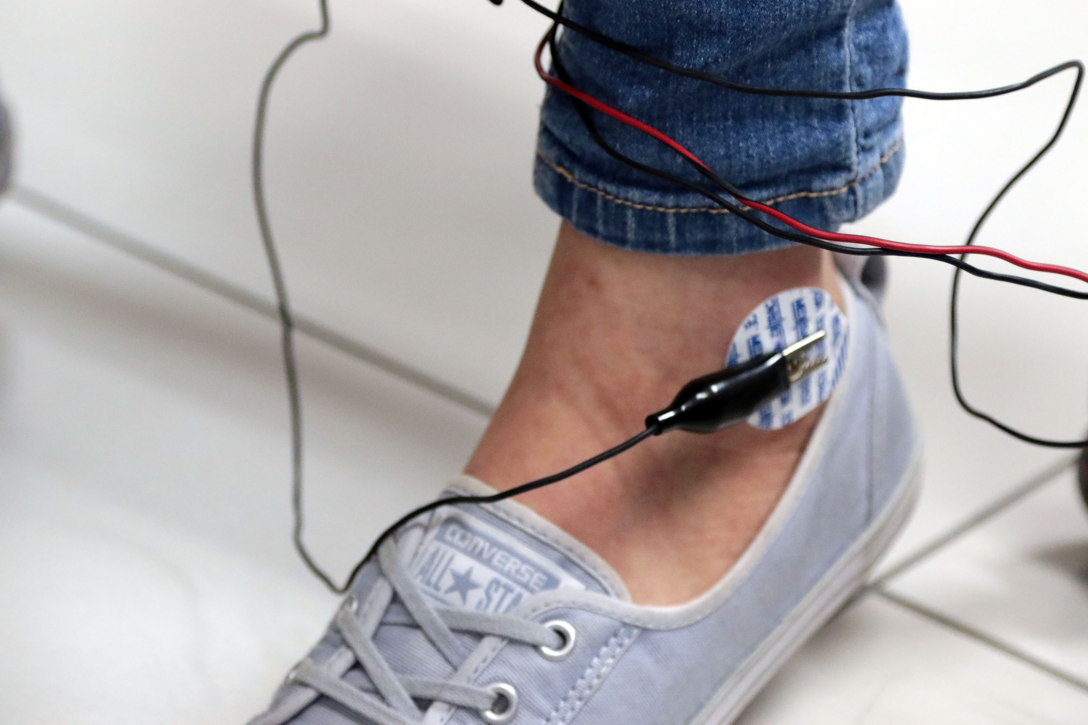 A paciente se le colocan ventosas con electrodos en tobillos