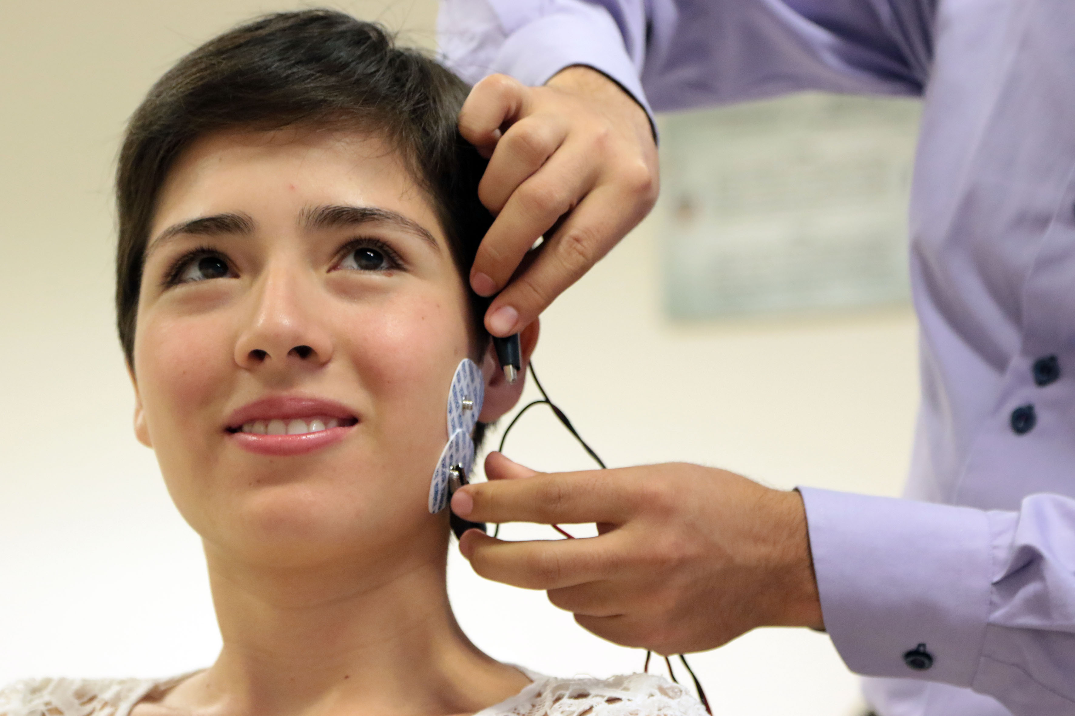 A paciente se le colocan ventosas con electrodos en la cabeza