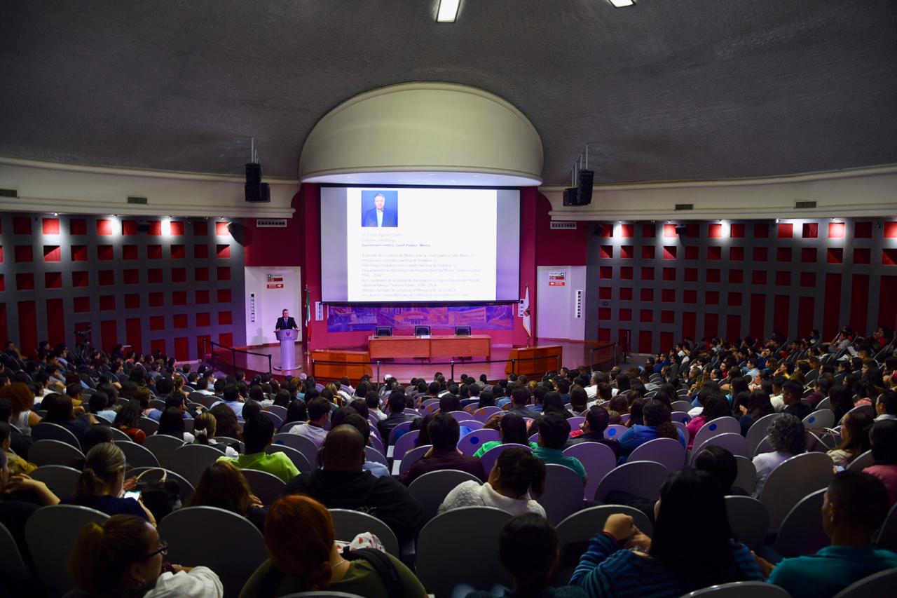 Toma general de los asistentes al auditorio a lleno total