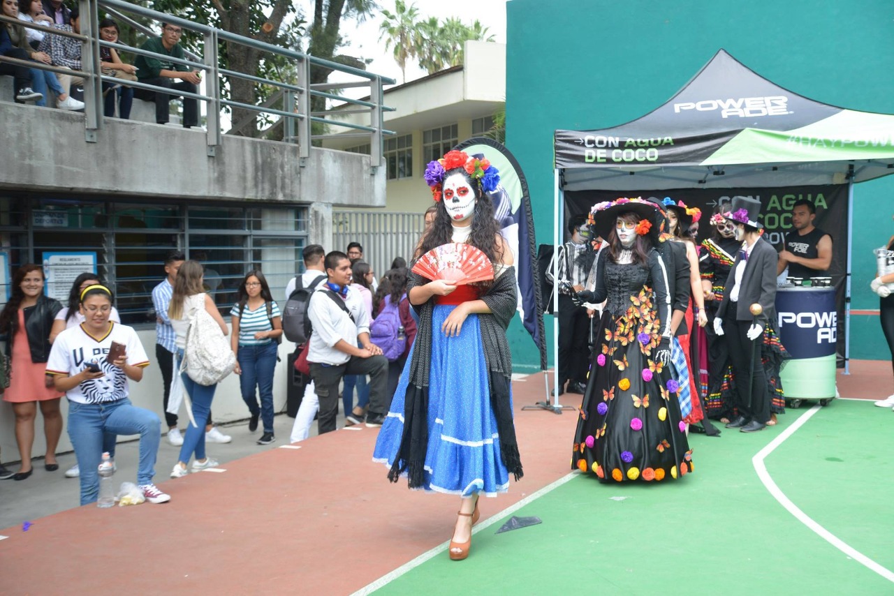 Alumna haciendo pasarela en desfile de catrinas