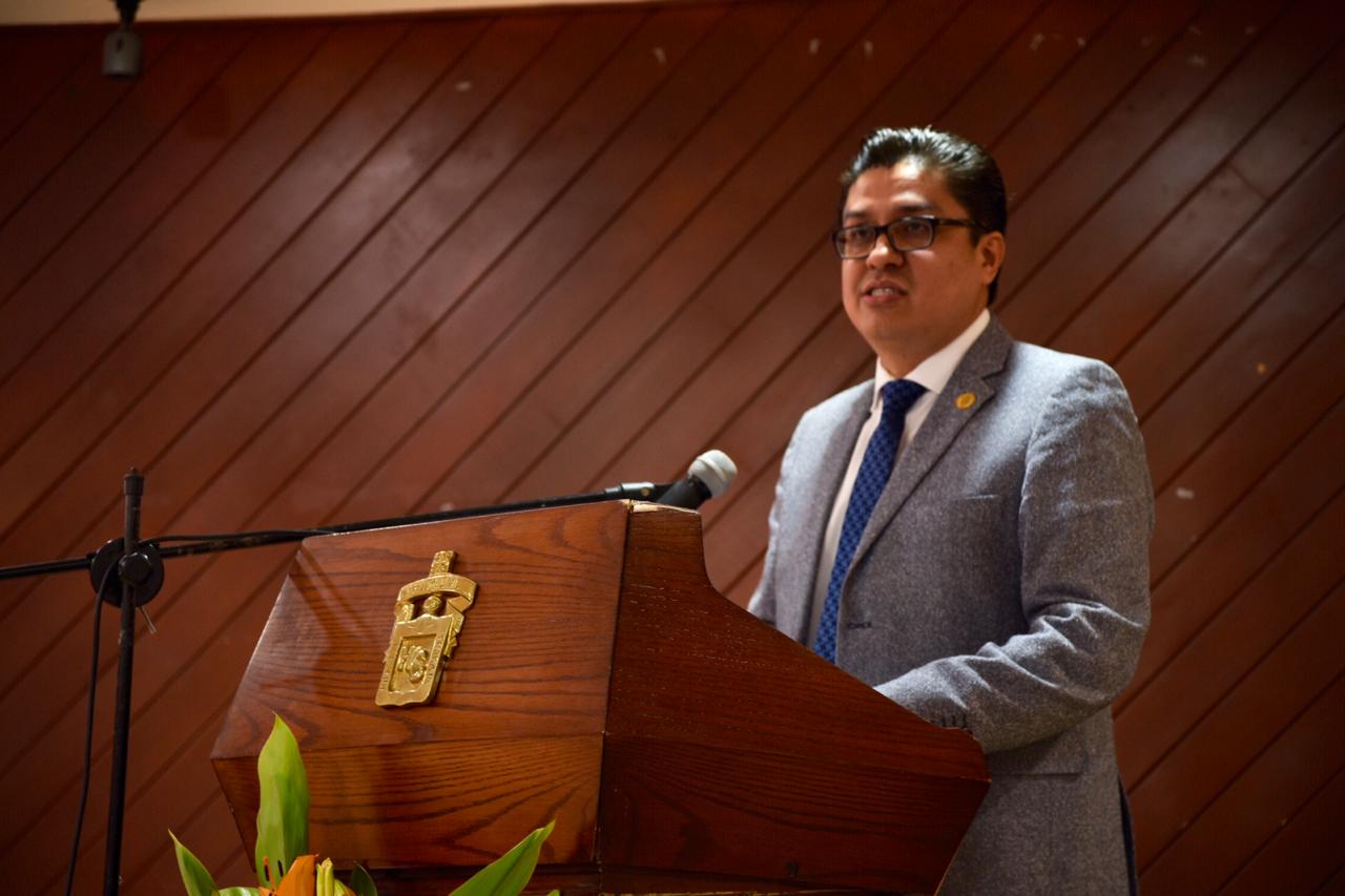 Dr. Muñoz ofreciendo discurso a nombre del rector General de la UdeG