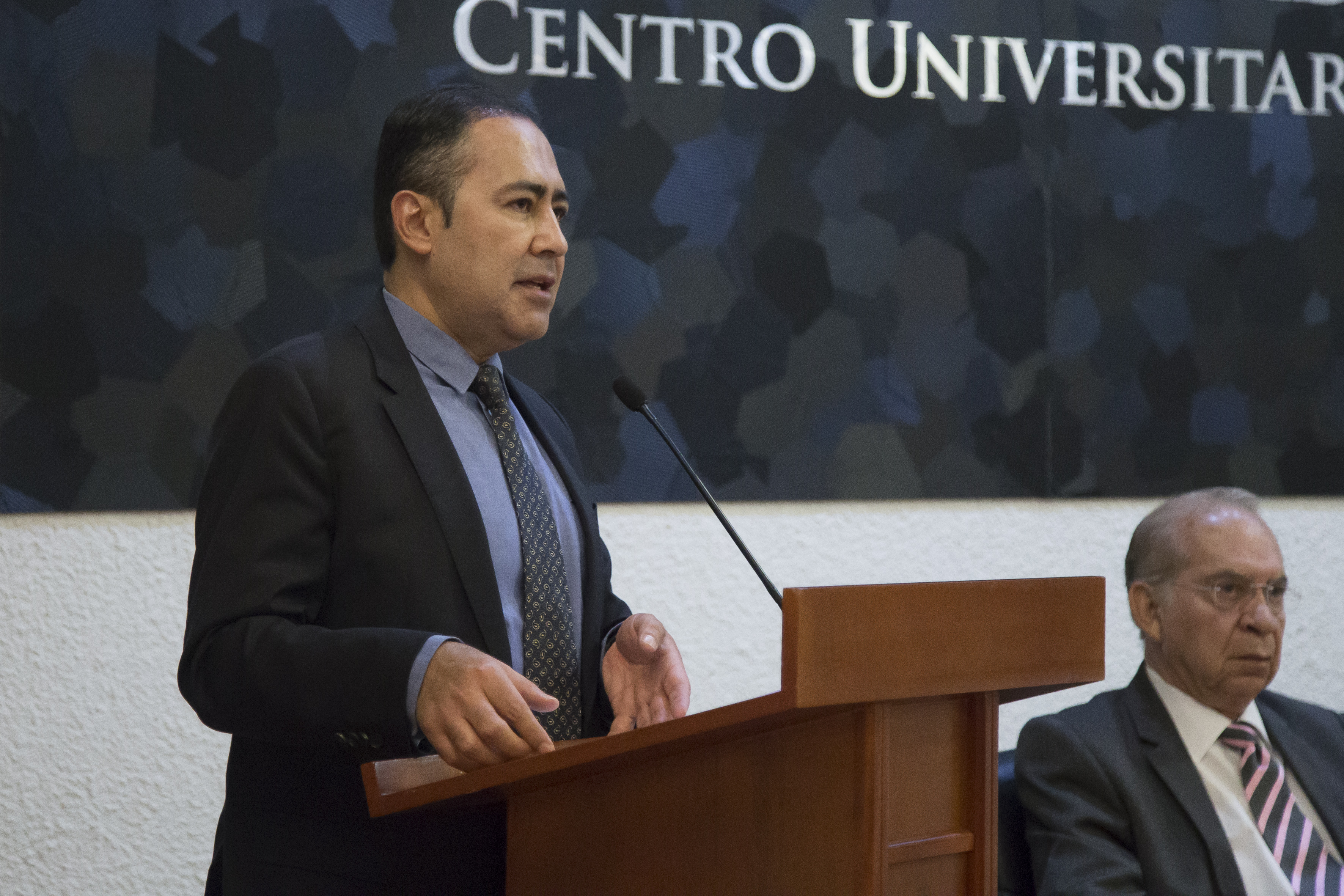 Dr. Jaime F. Andrade Villanueva, declarando inaugurado el Simposio