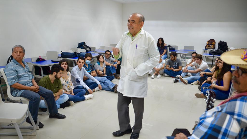 Dr. Alberto Reyes dirigiendo el conversatorio