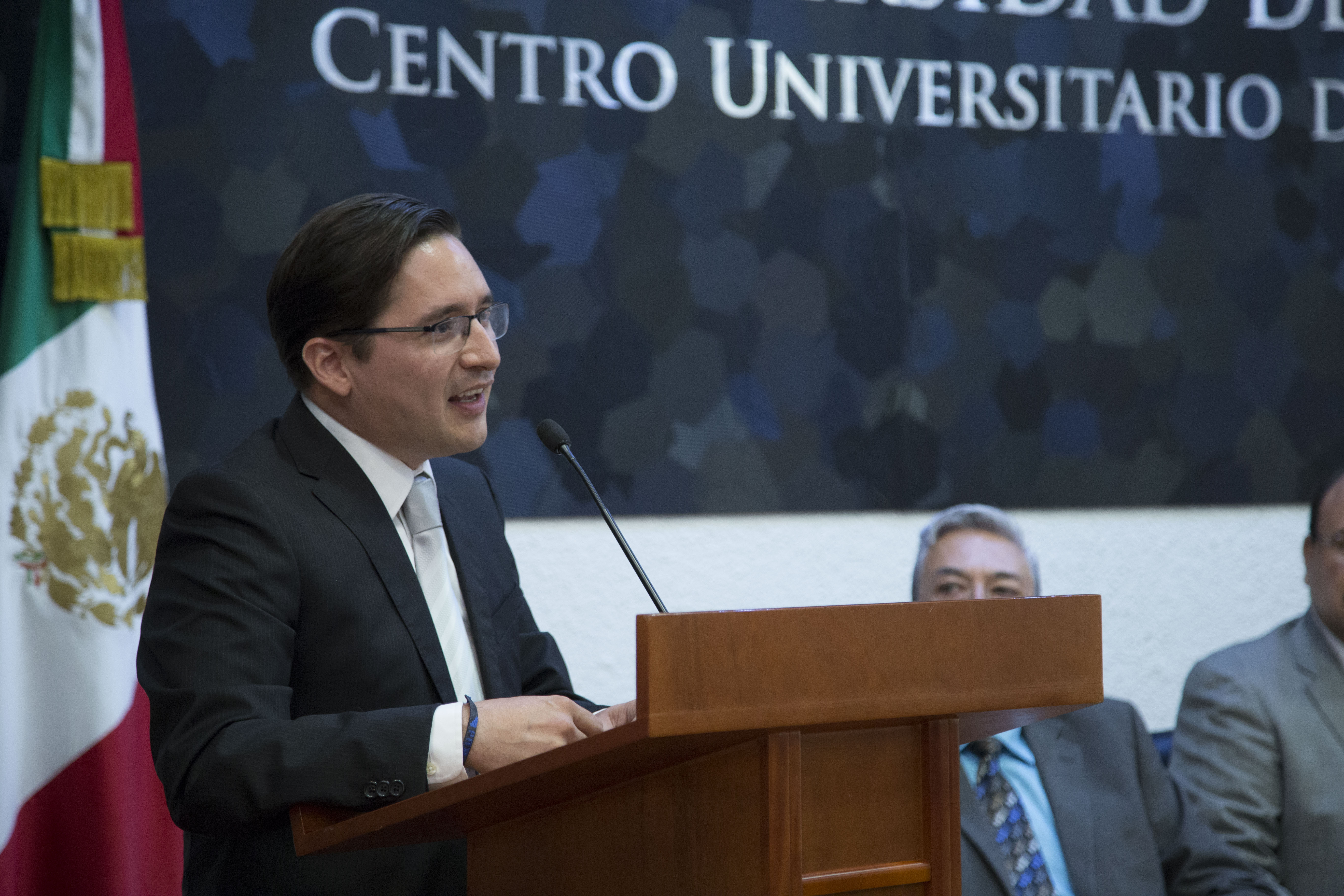 Representante de la generación haciendo uso de la voz en el podium
