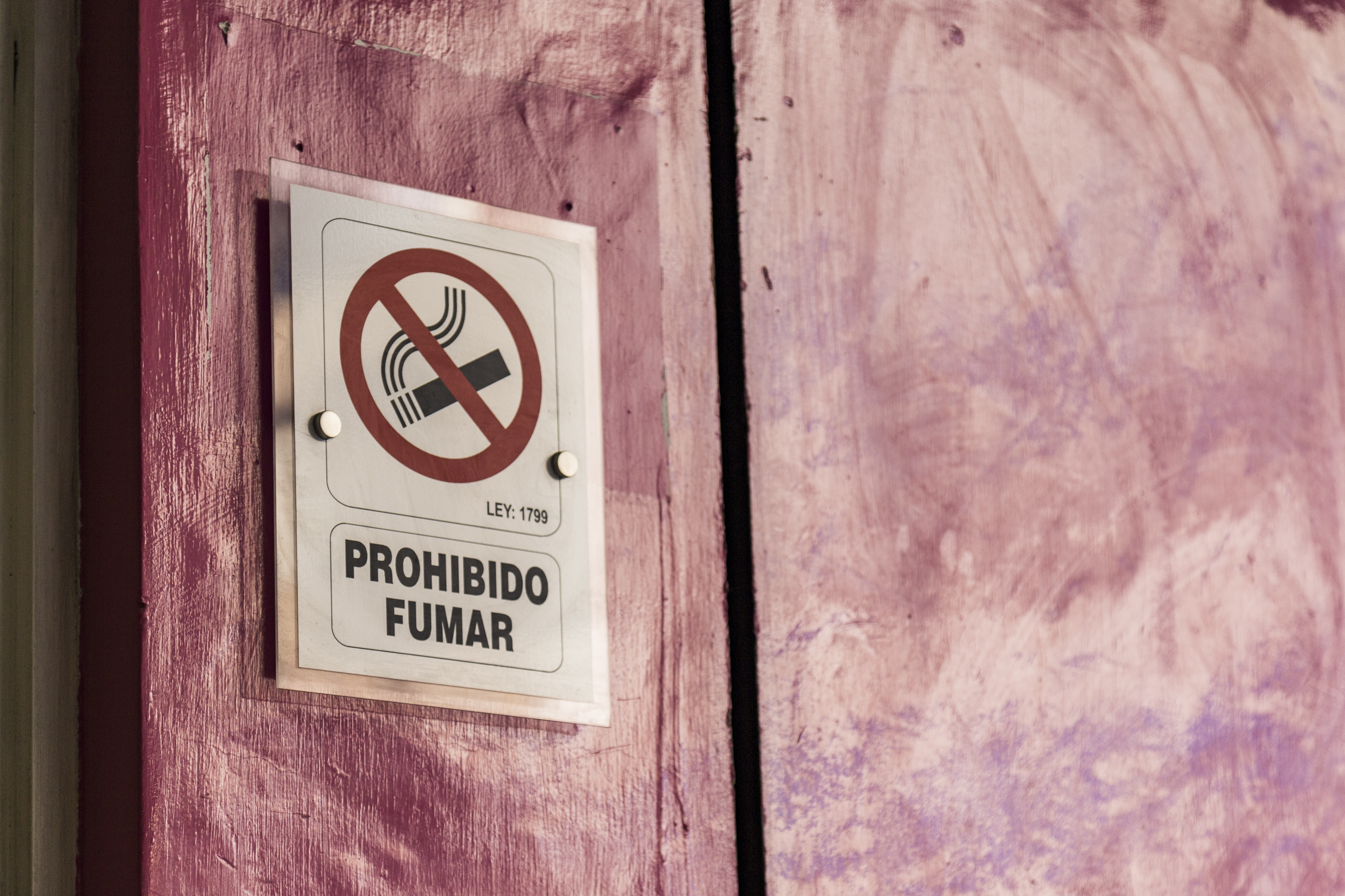 Letrero en la pared de "Prohibido Fumar"