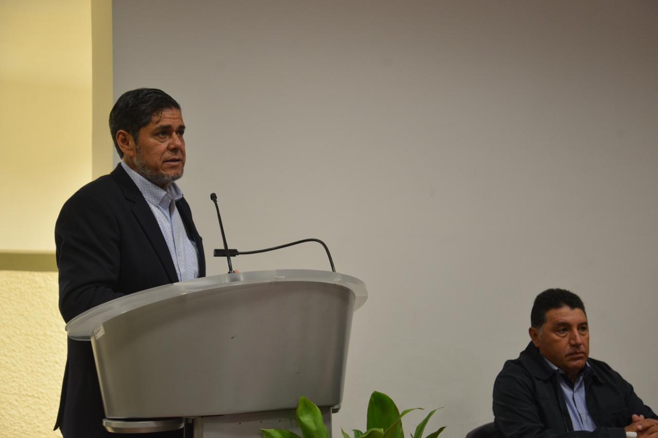 Secretario General del STAUdeG ofreciendo mensaje en el podio