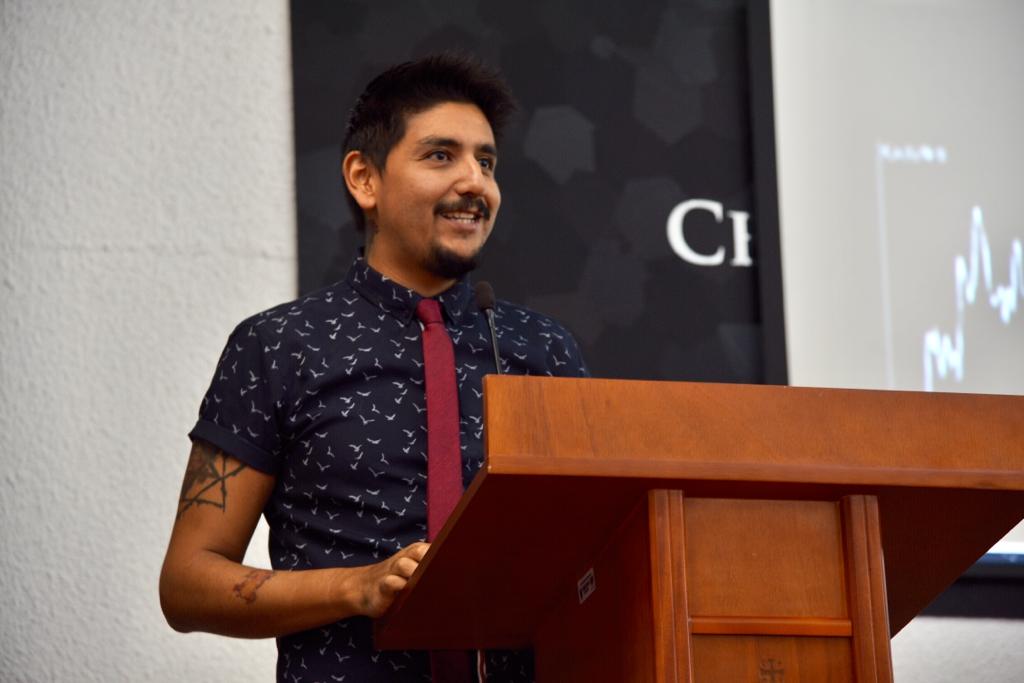 Conferencista dictando conferencia desde el pódium