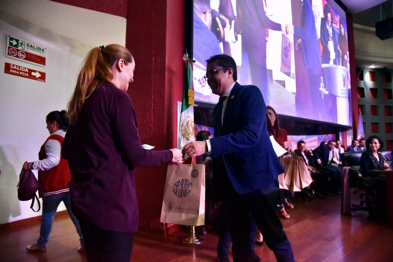 rector cucs entregando paquete de libros a madre de familia